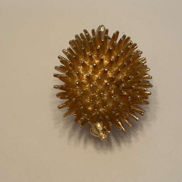 Vintage Sarah Coventry Whimsical Gold Tone Hedgehog Brooch Pin with Brown Eyes - Picture 5 of 9